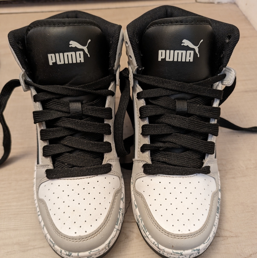 Boys PUMA sneakers
